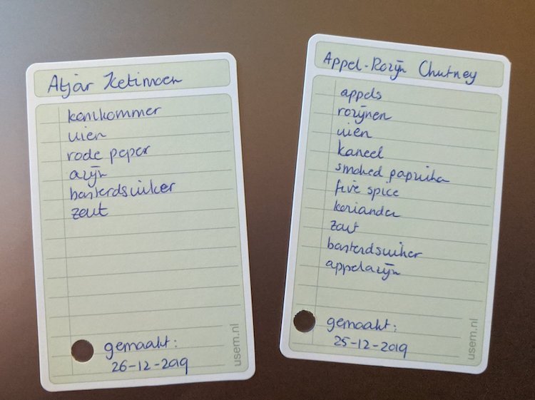 Handgeschreven recept appel-rozijnen chutney op een usem-kaartjes